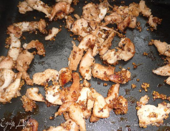 Филе курицы режем небольшими полосками  и промариновываем в смеси соевого соуса, горчицы и перца.Далее выкладываем на противень и запекаем.