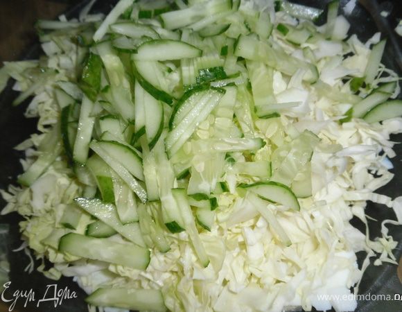 Тонкими полосками огурец