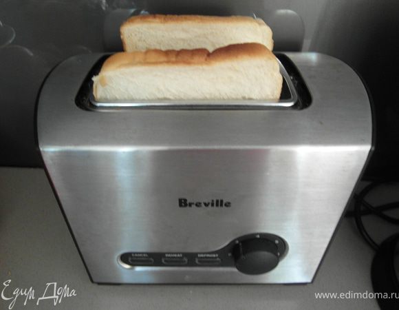 Если подавать будете с беконом, подрумянить его на сковороде. В моем случае была ветчина, мне жарить не пришлось. Если используете английские маффины, то их поджарить под грилем, и смазать подготовленным расплавленным сл.маслом. У меня был просто белый тостовый батон, я сделала тост...