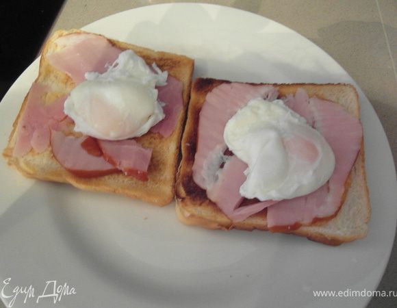 На тарелку положить тост/маффин, на него бекон/ветчину, яйца и полить приготовленным Голландским соусом... (Данное блюдо подается горячим, ну или теплым, это уж на сколько успешно Вам удалось организовать процесс (НО НЕ ХОЛОДНЫМ!). :) Приятного аппетита.