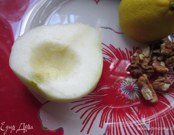 Руколу вымыть, обсушить. Грушу почистить, удалить сердцевину. На одну порцию идет 1/2 груши.