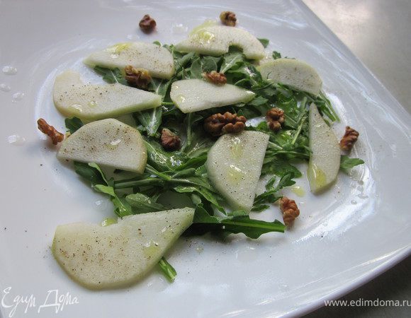 Орешки поломать на небольшие кусочки и раскидайте по тарелке. Полить салат соком лимона и сбрызнуть маслом. Такое примечание: все продукты должны быть охлажденными. Салат готовиться непосредственно перед подачей на стол. Очень важно, что бы груша ещё была прохладной. Выбирайте для салата крепкие и сочные сорта. 