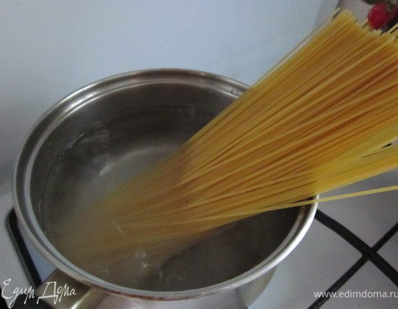 Спагетти отварить на две минуты меньше, чем написано на упаковке.