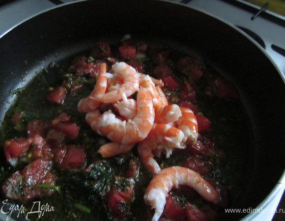 Креветки очистить, промыть, добавить к овощам. Готовим ещё минуты 3-4. Если креветки долго жарить они будут жесткими. Нам этого не надо, мы лишь прогреваем все продукты до одинаковой температуры.