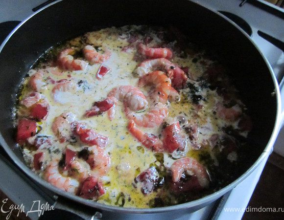 Заливаем сливки, перемешиваем. Соус солим, перчим, добавляем для аромата сухие травы. Ждем три минуты. Соус готов.