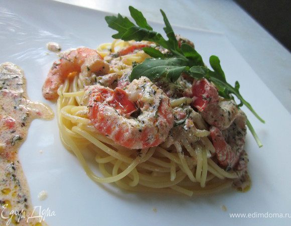 Спагетти, которые к этому времени сварились, добавляем в соус. Перемешиваем, готовим 2 минуты. Блюдо готово.