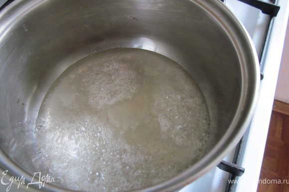 Делаем карамель из 50 мл. воды и 150г. сахара. Варим на медленном огне, не мешая, пока сахар не начнет темнеть.