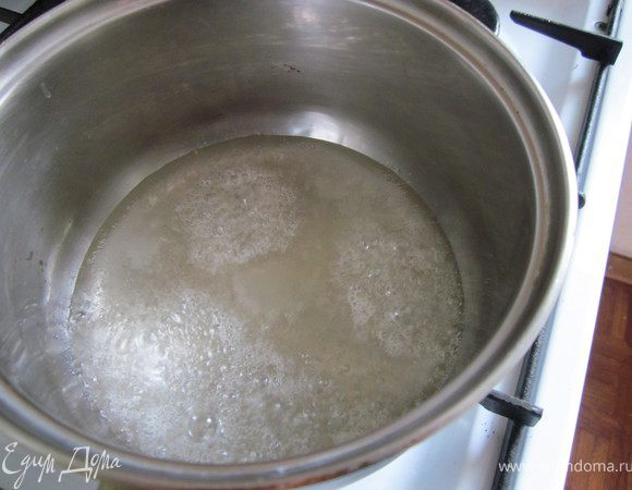 Делаем карамель из 50 мл. воды и 150г. сахара. Варим на медленном огне, не мешая, пока сахар не начнет темнеть.