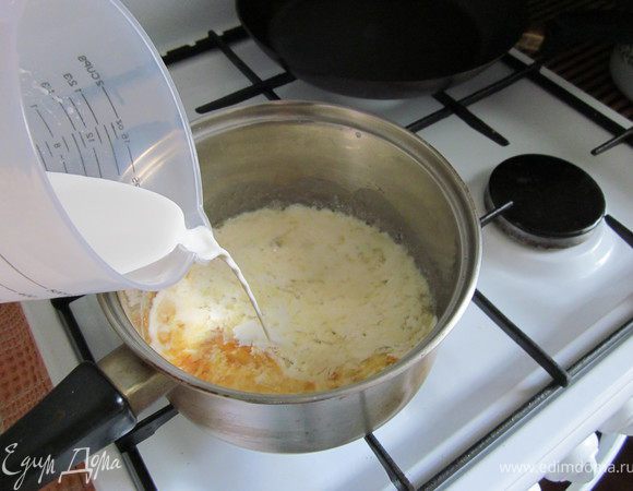 Заливаем карамель сливками, размешать и оставить на медленном огне пока карамель полностью не разойдется в сливках.