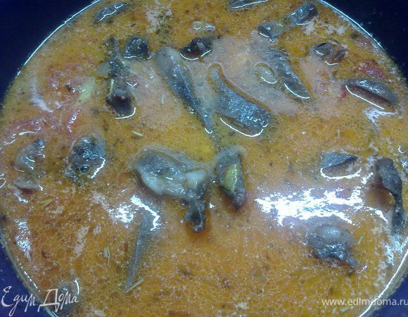 Выложить обжаренное сердце в кастрюльку,добавить сметану,лук и помидоры,специи,соль и щепотку сахара,влить воду и тушить до готовности,я тушила 1 час,всё готово,приятного аппетита!