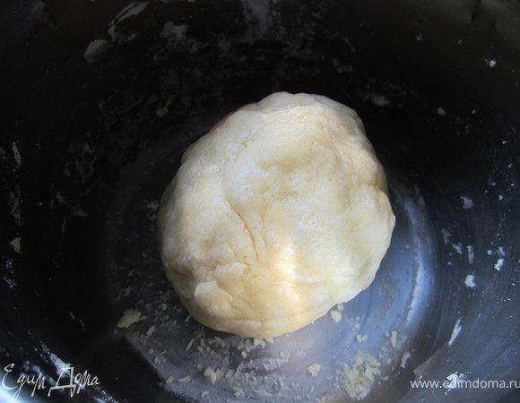 Делаем тесто. 200г. муки растереть со 100г. охлажденного сливочного масла. Добавить 50г. сахарного песка и 3-4 ст. ложки ледяной воды. Тесто должно быль мягким, но не липнуть к рукам. Положить на 15 минут в холодильник.