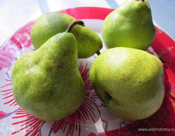 Почистить четыре груши. Нарезать на дольки. Я пекла пирог первый раз и порезала груши довольно крупно, но лучше порезать мелкими кубиками. Удобней будет есть пирог.