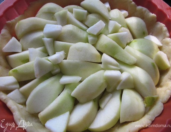 Распределить тесто по форме, наколоть вилкой, выложить грушу и поставить в духовку на 15 минут. 220*