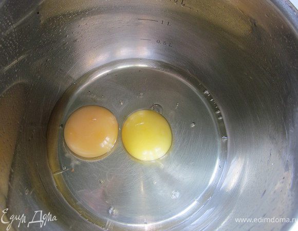 Тем временем в остывший карамельно-сливочный сироп добавить два взбитых яйца.