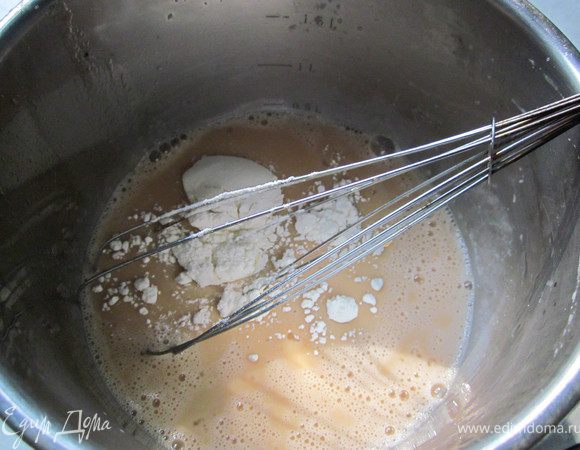Добавить одну чайную ложку с верхом муки. Хорошенько перемешать.