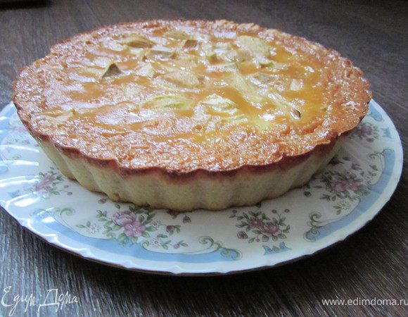 Вынуть пирог из духовки, залить карамельным соусом и поставить в духовку на 40 минут. Температура 200-220* У меня ушло 50 минут на выпечку, 40 по рецепту. Ориентируйтесь по своей духовке. Пирог есть охлажденным.