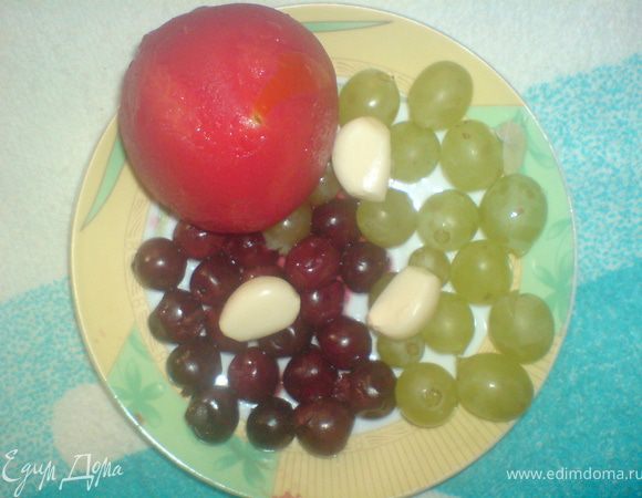 вишню освободить от косточек,помидор освободить от кожуры и нарезать,добавить виноград кишмиш и чеснок