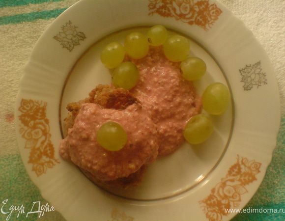 тщательно перемешать,подавать к котлетам,можно украсить виноградом или зеленью.