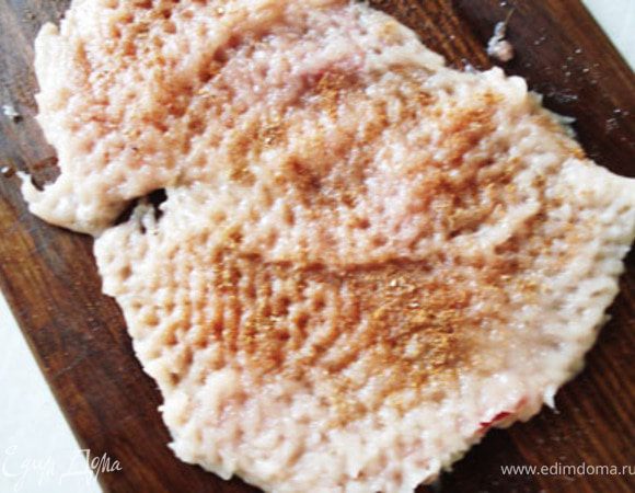 Посолить с двух сторон. На внутреннюю сторону посыпать щедро специи, причем красный перец должен превалировать в смеси.