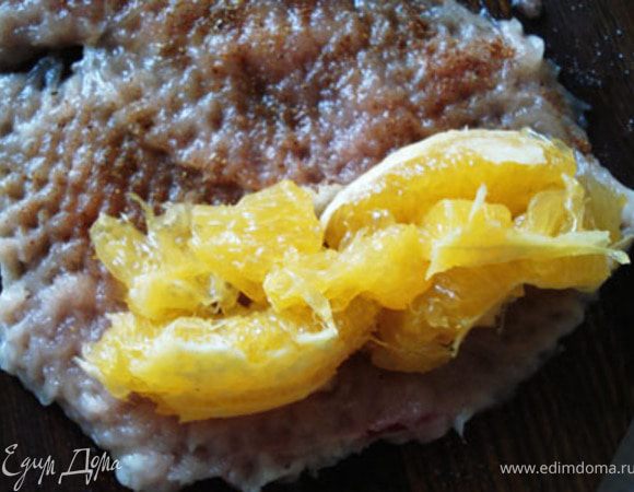 1/2 части апельсина разделить на дольки, очистив их от пленок. Положить на грудку.