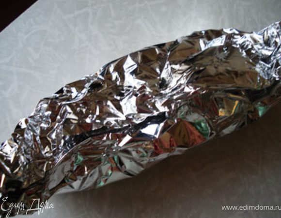 Фольгу сложить двое( блестящая сторона и внутри и снаружи) и завернуть в нее рулетик.
