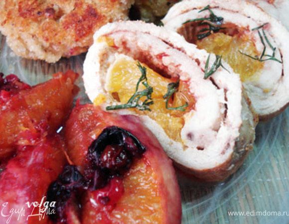 Рулетики подавать с ягодно-фруктовым соусом и овощами. Мы их ели с картофельно-ореховыми фрикадельками.