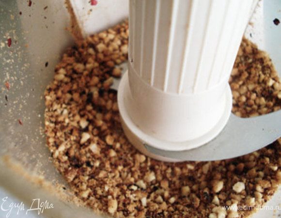 Орехи поджарить до характерного орехового запаха и чтобы они подрумянились. Измельчить в блендере.