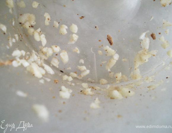 Чеснок измельчить в блендере или мелко, мелко порезать. 
