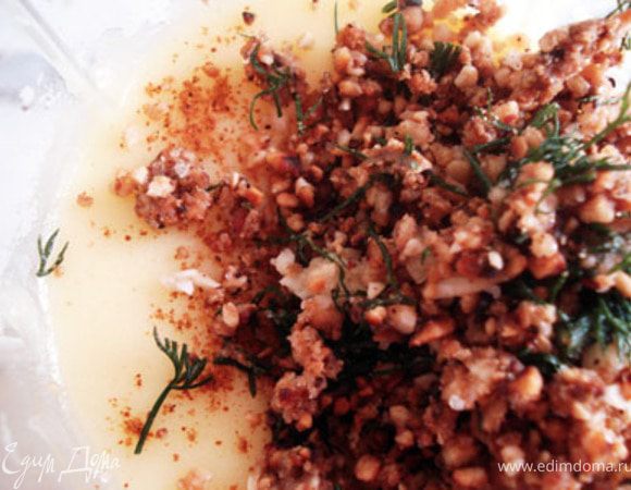 Добавить орехи, зелень,соль. Все перемешать и по возможности еще немного взбить.