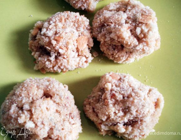 Из нее сформировать или фрикадельки или котлетки и обвалять их в сухарях. 