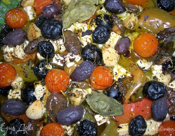 Запекаем эту красоту около 2 часов при 130 градусах. В это время важно себя чем-нибудь полезным занять. За 15 мин до готовности добавить свежий базилик. В результате должно получиться примерно так.