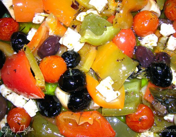 Очень большим искушением будет "прикончить" все это сразу. Держитесь друзья, держитесь - когда антипасти остынут, то будут еще вкуснее. Можно хранить в холодильнике (как долго не знаю, не получилось:)), но неделю и даже две, скорее всего, можно).
 Buon appetito a tutti!
P.S. Прошу прощения у автора, так как опять немного "переврала" рецепт, не могу обойтись без отсебятины.  