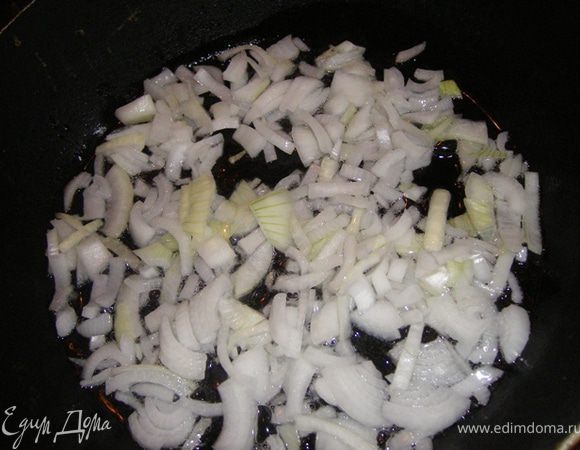 Обжариваем лук на небольшом кол-ве растительного масла...