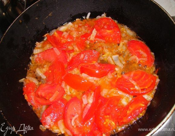 Добавляем помидоры...если любите чеснок, я на этот раз рискнула и добавила розмарин и нисколько не пожалела)))