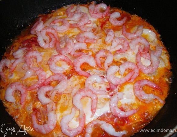 Выкладываем очищенные креветки...