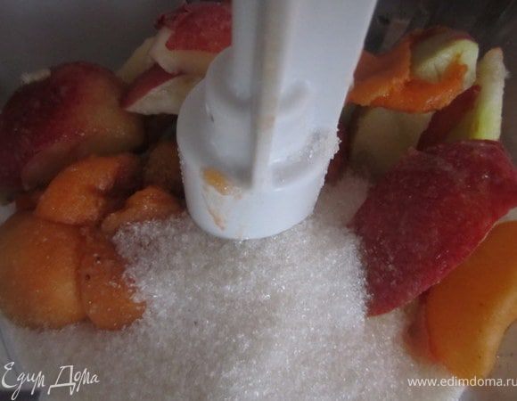 Персики, абрикосы вымыть удалить косточку, порезать на кусочки.
Переложить в блендер добавить сахар, измельчить.