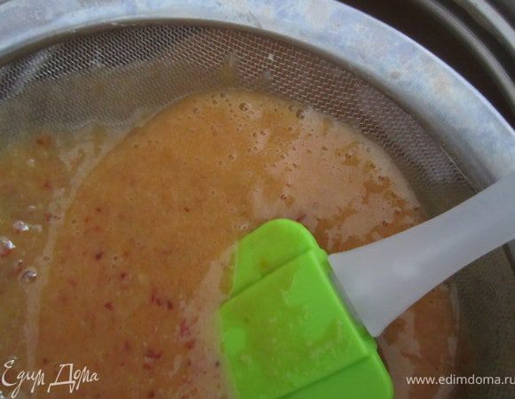 Полученное пюре пропустить через сито.