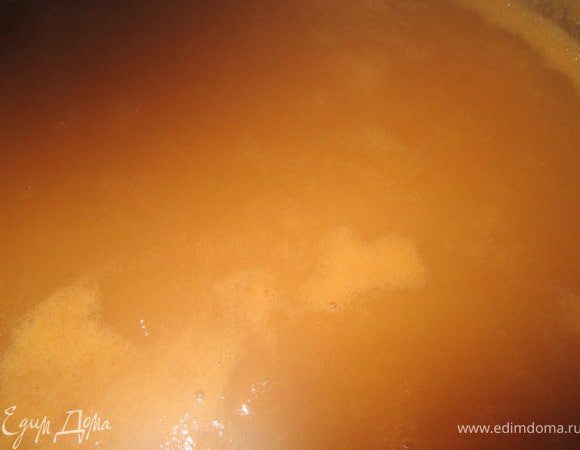 Довести до кипения. Варить 15-20 минут, помешивая.
