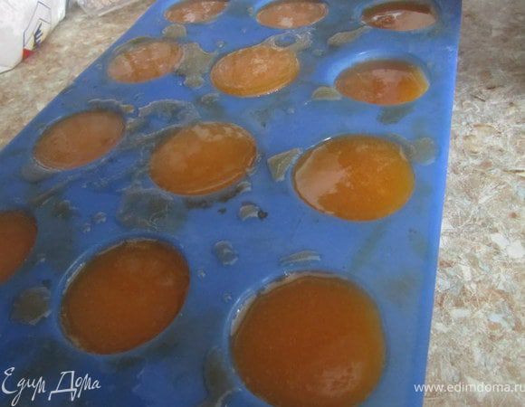 Разлить в формочки.