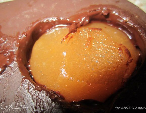 Для шоколадно-мармеладных конфет.
Пюре нужно немного охладить. В это время формочку обмазать шоколадом, желательно в два слоя. Охладить.
Добавить пюре. 