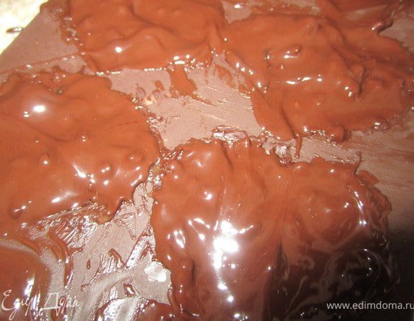 Покрыть сверху шоколадом.