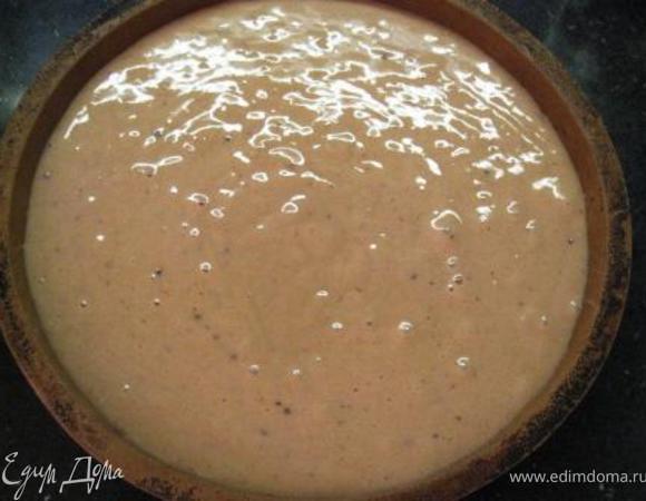 Яйца из холодильника взбиваем с солью до посветления пены. Не переставая взбивать, в три приема добавляем сахар. Добавляем масло, чай и варенье. Муку отдельно смешать с разрыхлителем. Все соединяем и быстро перемешиваем. 