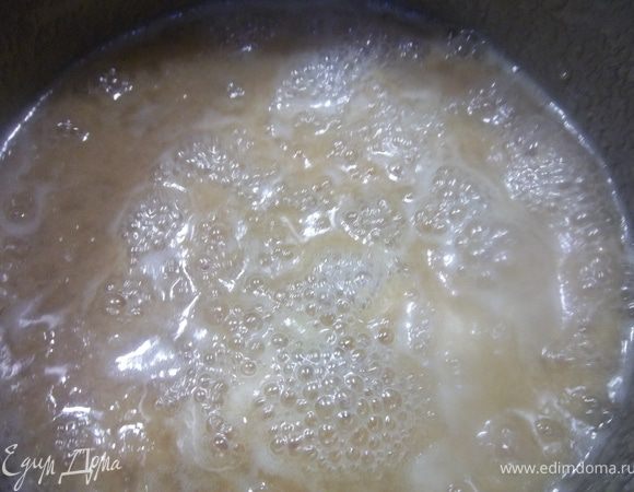 Когда масса в тазу станет густой и тягучей – сгущенка готова.