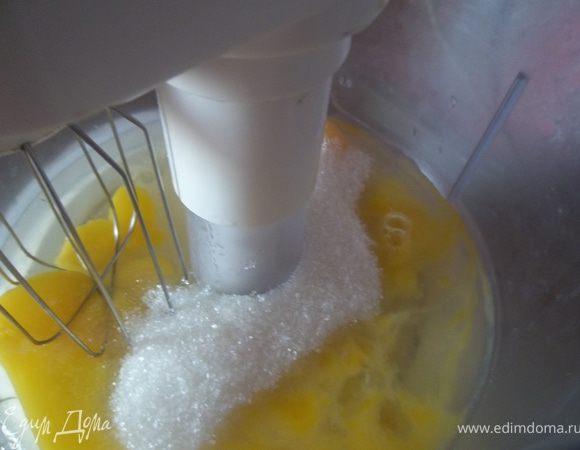 3 яйца взбить с сахаром