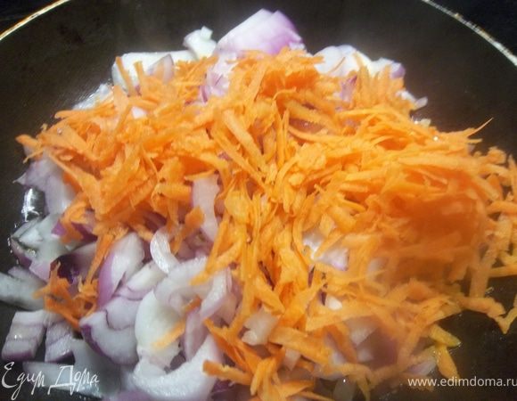 На сковороде разогреть оливковое масло на средне-сильном огне.Посолить и протомить 15 минут морковь и лук, помешивая, на маленьком огне,чтобы лук подрумянился 