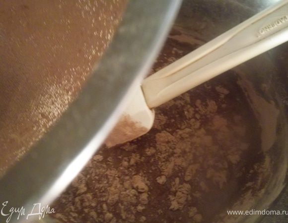 50г муки смешать с 25 г какао и добавить в полученную смесь. 