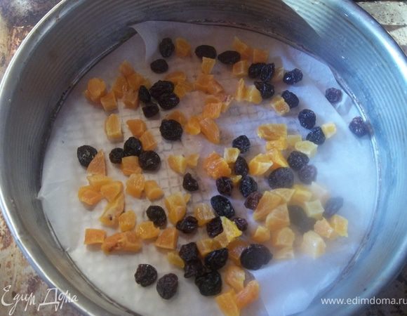 На противень выкладуем сухофрукты и заливаем тестом. 