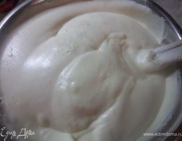 Готовим бисквит(корж №1и №3).Яйца взбить с сахаром 20минут.Аккуратнно вводим муку.