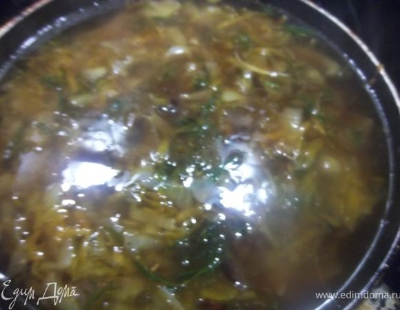 Влейте бульон и соевый соус.Доведите до кипения на сильном огне, убавьте огонь до слабого,и поварите 20минут.