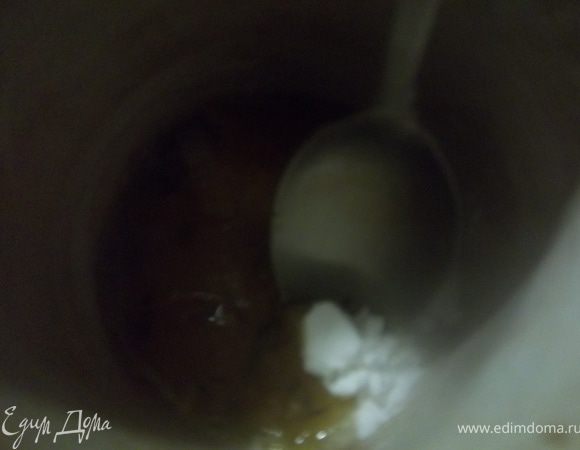 В бульоне растворите крахмал и прокипятите еще 2 минуты.